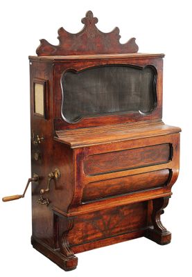 un vieux piano en bois surmonté d'une vitrine
