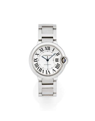 gros plan d'une montre-bracelet avec des chiffres romains