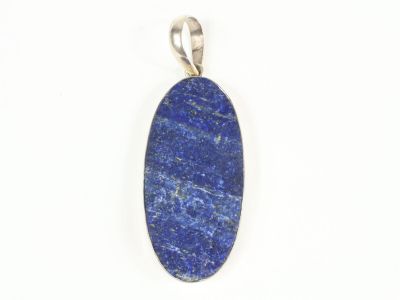 un pendentif en pierre bleue muni d'une bélière en argent
