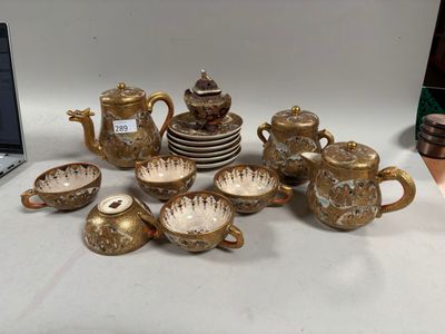 de nombreux types de théières et de tasses sur la table