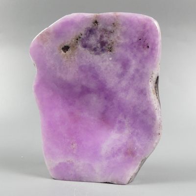 un gros plan d'un rocher violet sur une surface blanche