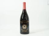 une bouteille de vin posée sur une table