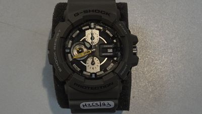 gros plan d'une montre-bracelet sur une table