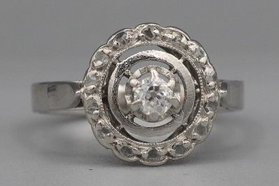 Bague en or ornée d’un brillant central dans un entourage de brillants - Photo 1