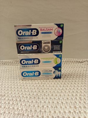 deux boîtes de dentifrice Oral-B posées sur une table