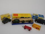 une boîte contenant des petits véhicules et un petit camion