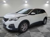 la voiture blanche est garée dans le garage sur un sol en damier