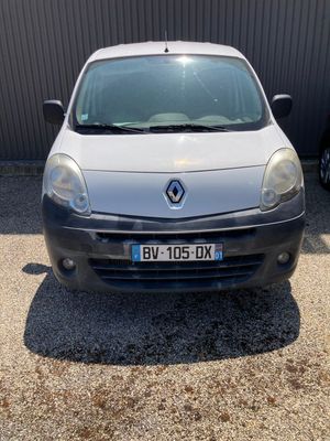 la vue de face d'une voiture argentée garée dans un parking
