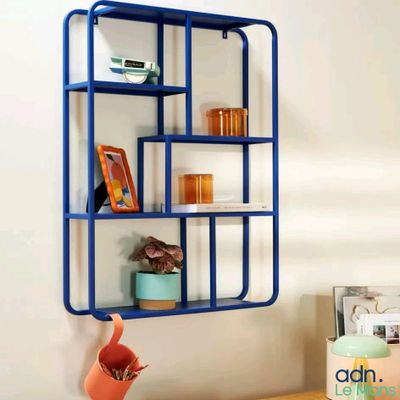une étagère bleue sur laquelle sont posés tout un tas d'objets