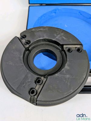 une assiette bleue et une assiette noire sur une table blanche