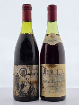 deux bouteilles de vin rouge posées l'une à côté de l'autre sur une table