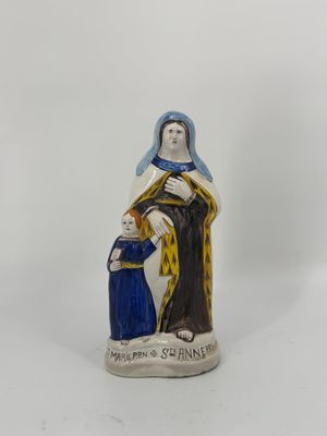 une figurine représentant une femme tenant un enfant dans ses bras