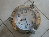 une horloge posée par terre, sur le carrelage