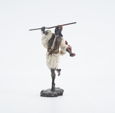 figurine représentant un homme armé d'une épée sur fond blanc