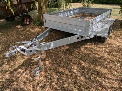 une remorque garée dans l'herbe