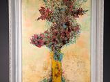 tableau représentant un vase de fleurs dans un cadre blanc accroché au mur