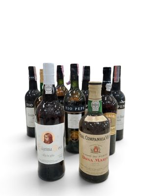plusieurs bouteilles de vin sont alignées sur une surface blanche