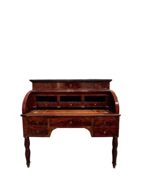 un vieux bureau en bois avec des tiroirs et des tiroirs sur le dessus