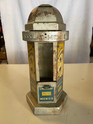 une petite machine en métal posée sur une table
