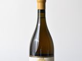 une bouteille de vin posée sur une table en bois