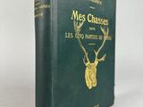 un livre vert avec une tête de cerf dorée sur la couverture