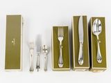 un service d'argenterie comprenant une fourchette, un couteau et une cuillère