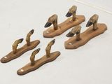 quatre canards en bois sont posés sur un socle en bois