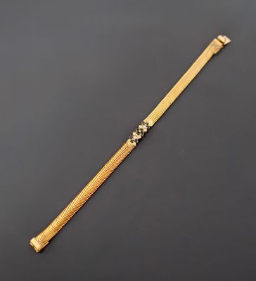 Bracelet en métal doré à maille en V, centré d'un motif alte…