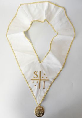 une étole blanche ornée d'une croix et d'une croix en or