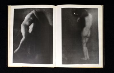 un livre ouvert contenant deux photographies en noir et blanc représentant le torse d'un homme