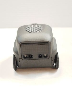 une petite voiture jouet posée sur une table