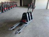 une photo d'un chariot élévateur garé dans un garage