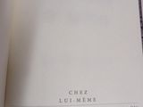 Quelqu'un tient un livre ouvert à une page sur laquelle figure l'image d'un chat.