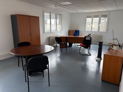 EXT - Contenu du bureau dont : 1 bureau d'angle en stratifié…