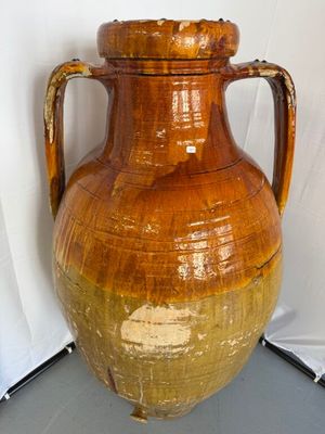 un grand vase posé par terre