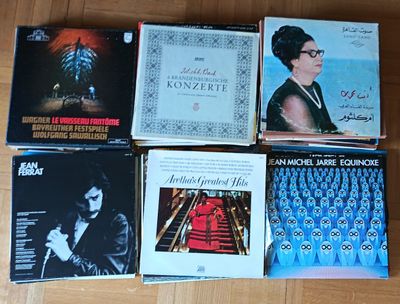 beaucoup de livres de musique par terre, par terre