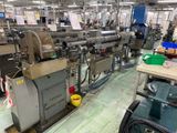 de nombreuses machines qui se trouvent dans une usine où il y a beaucoup de machines