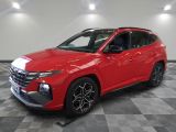 une Toyota RAV4 rouge de 2021 garée dans un showroom