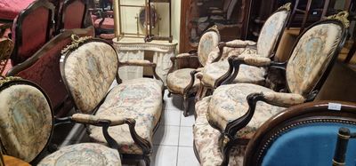 un grand nombre de chaises dans une pièce