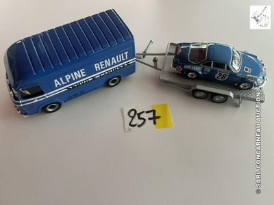 un camion jouet bleu tractant une voiture bleue sur une remorque