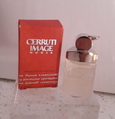 un flacon de parfum posé sur un comptoir à côté d'une boîte