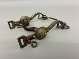 une paire de poignées de porte anciennes en laiton sur fond blanc