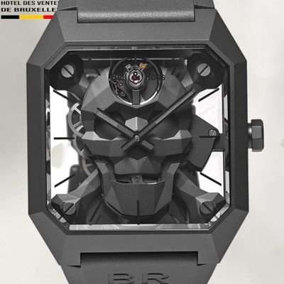 La montre est en plastique noir et possède un cadran noir.