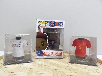 deux boîtes contenant quelques objets différents