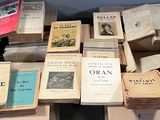 beaucoup de vieux livres posés ensemble sur une table