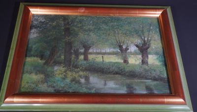 une photo d'un tableau accroché au mur