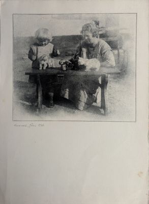 une photo en noir et blanc d'un homme et d'une petite fille jouant aux échecs