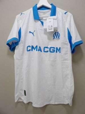 une chemise blanche et bleue accrochée au mur à côté d'un cintre