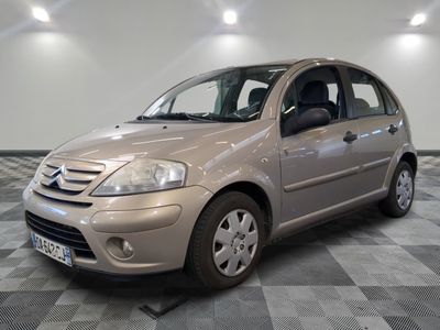 une photo d'une petite voiture garée dans une pièce