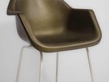 une image représentant une chaise marron sur fond blanc
